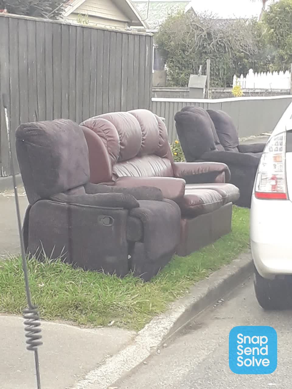 The photograph attached to this dumped rubbish report