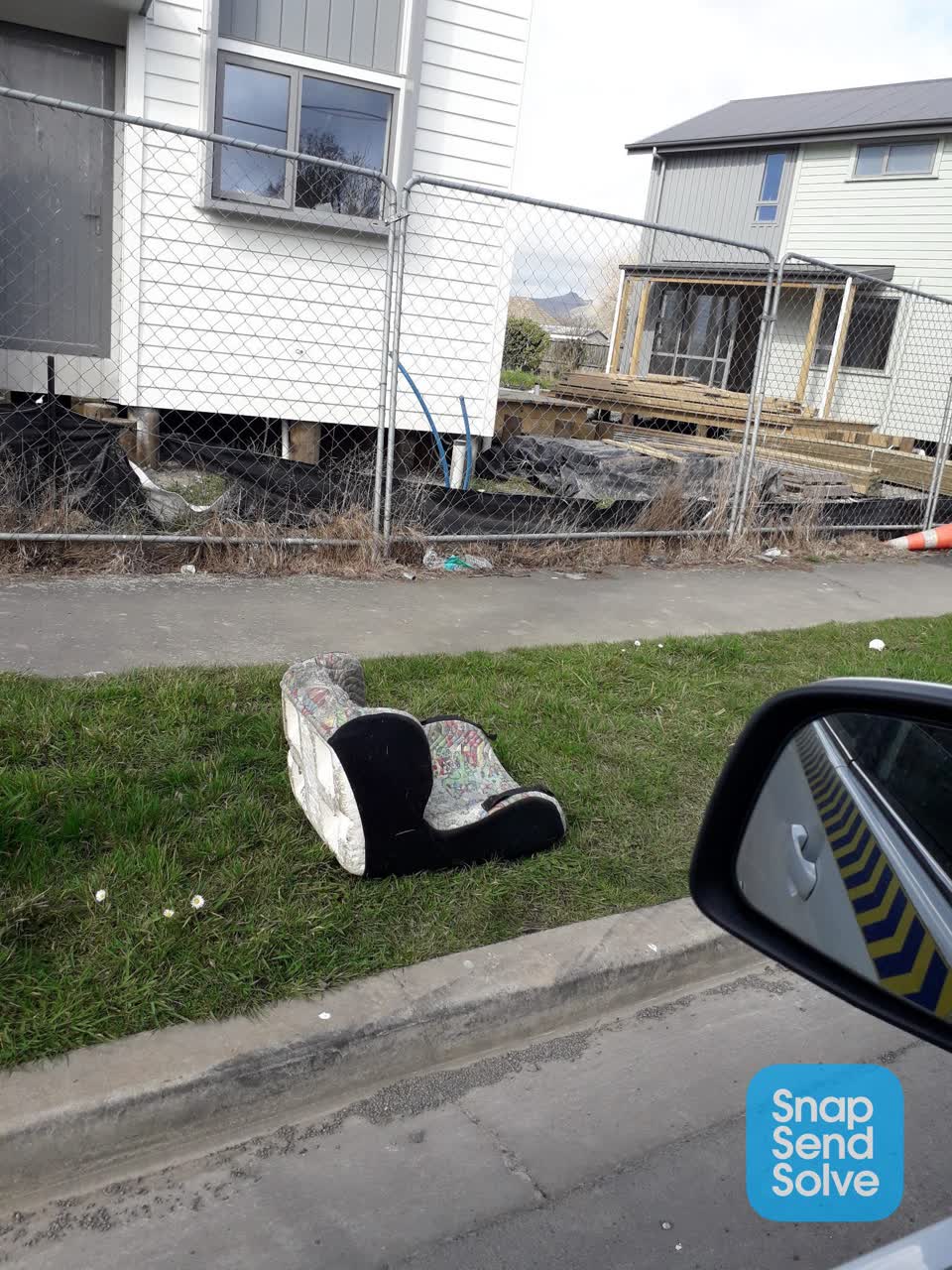 The photograph attached to this dumped rubbish report
