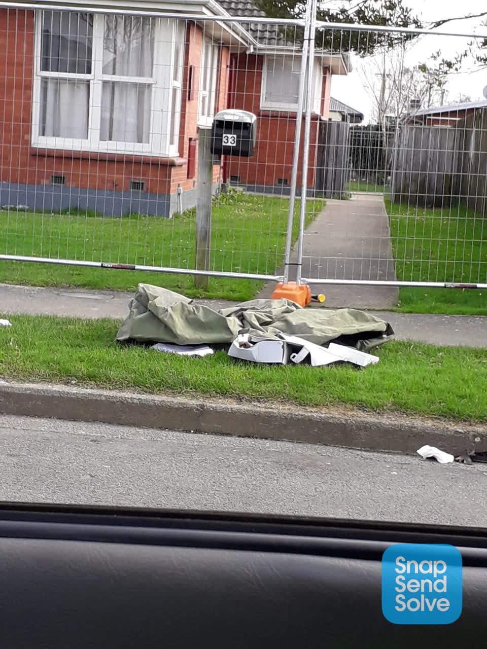 The photograph attached to this dumped rubbish report