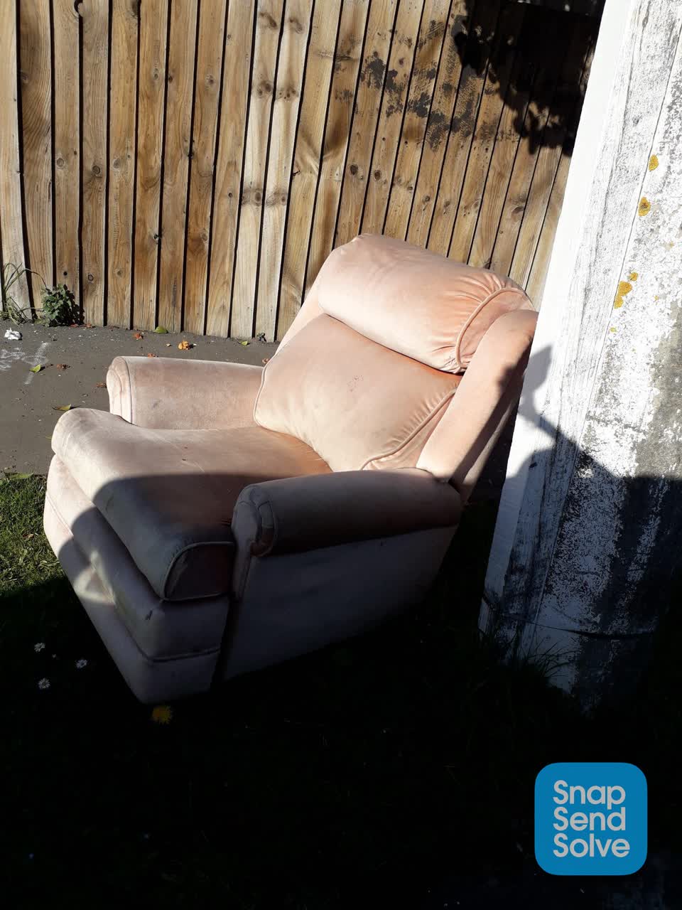 The photograph attached to this dumped rubbish report
