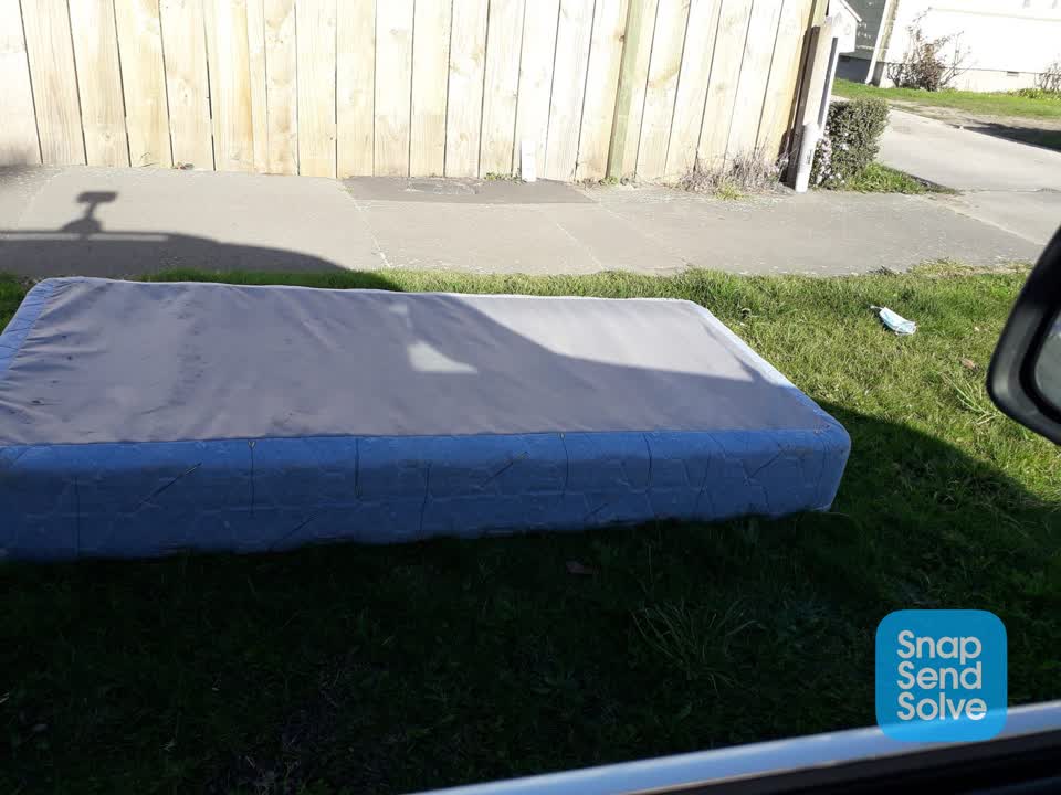 The photograph attached to this dumped rubbish report