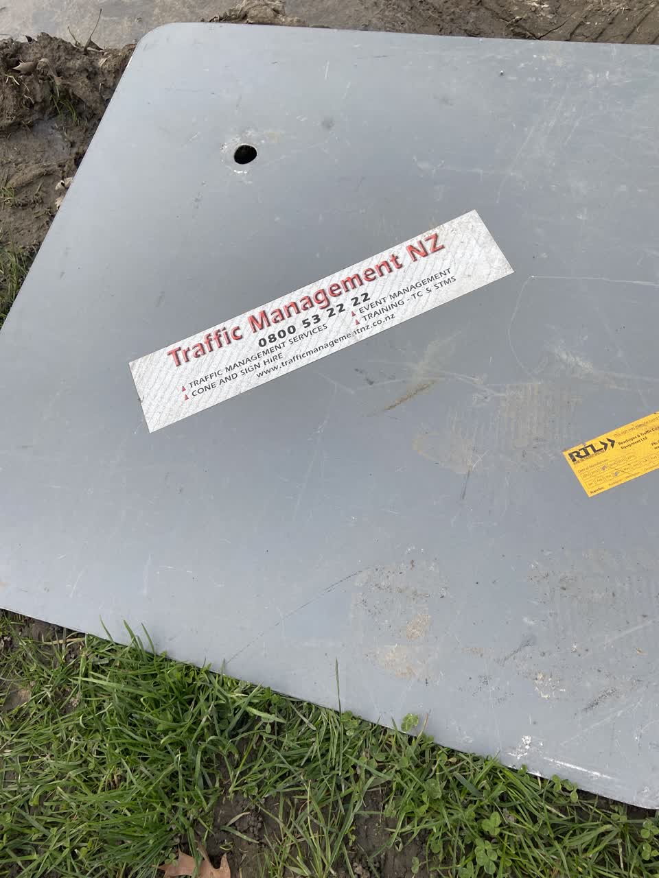 The photograph attached to this dumped rubbish report