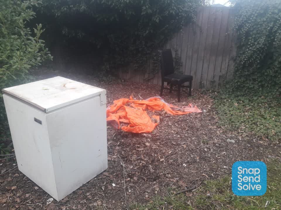 The photograph attached to this dumped rubbish report