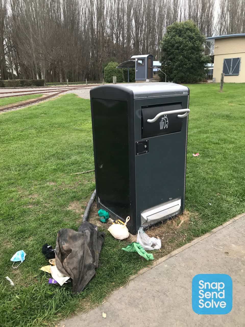 The photograph attached to this rubbish and bins - general report