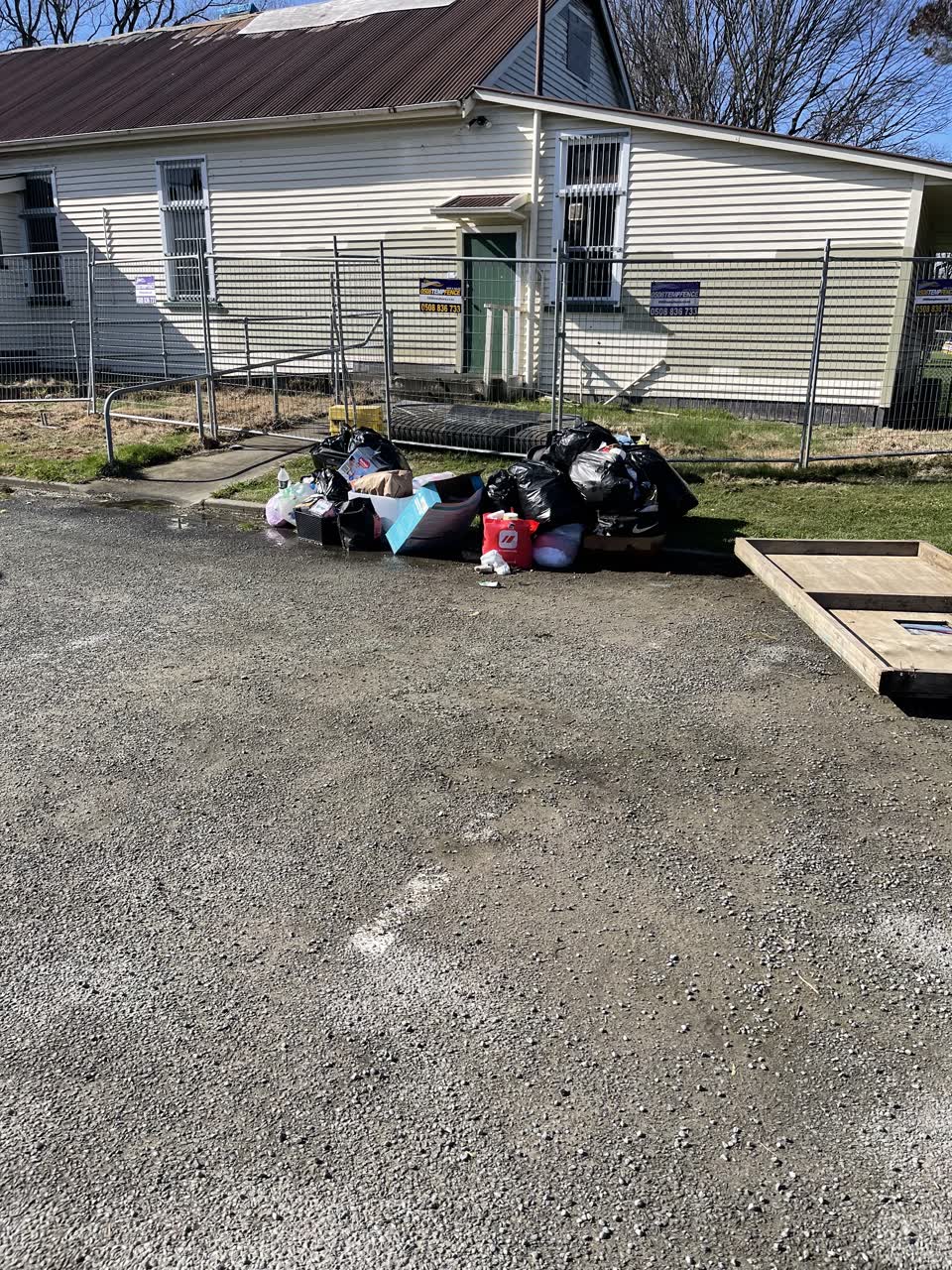 The photograph attached to this dumped rubbish report