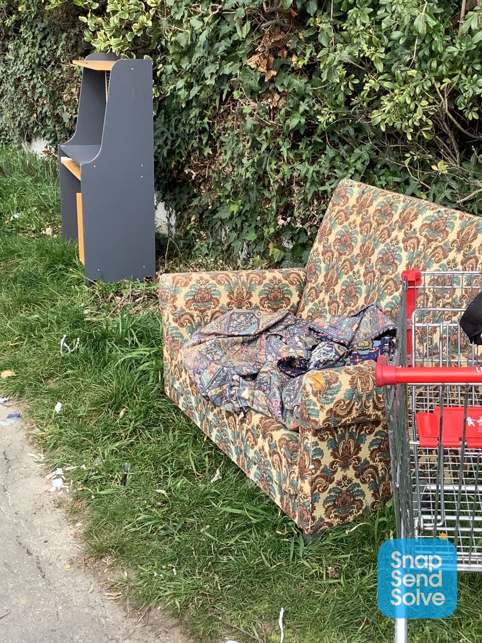 The photograph attached to this dumped rubbish report