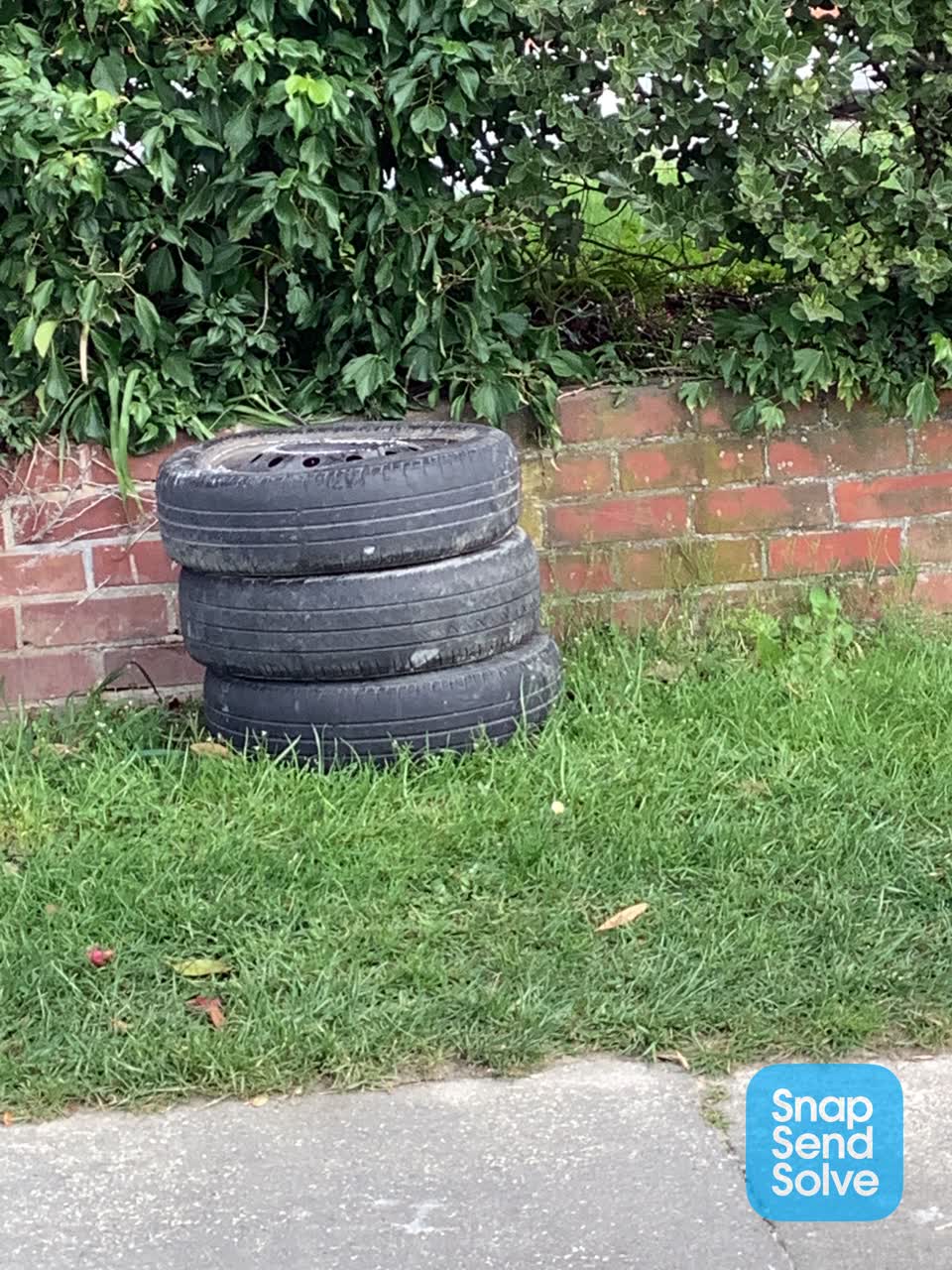The photograph attached to this dumped rubbish report