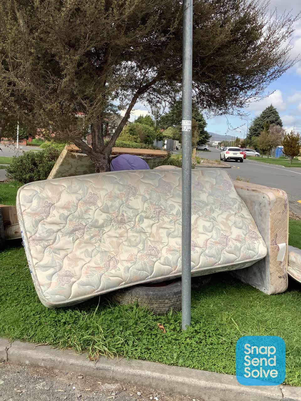 The photograph attached to this dumped rubbish report