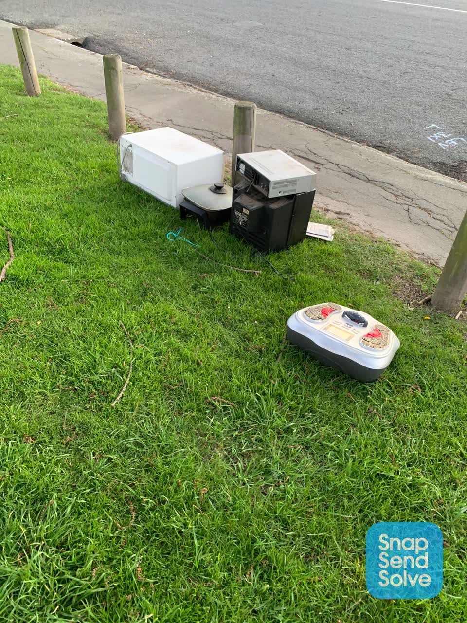 The photograph attached to this dumped rubbish report