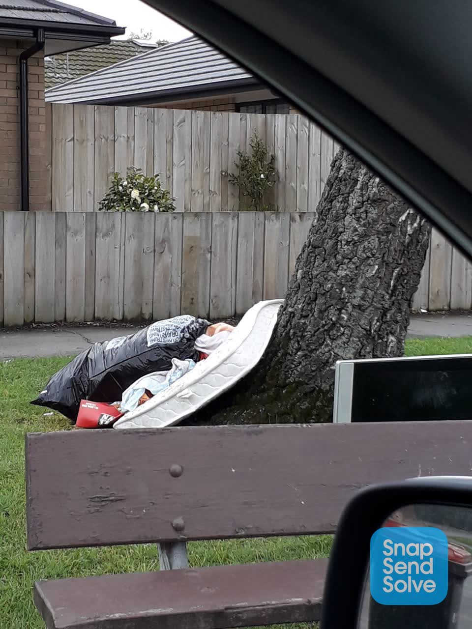 The photograph attached to this dumped rubbish report