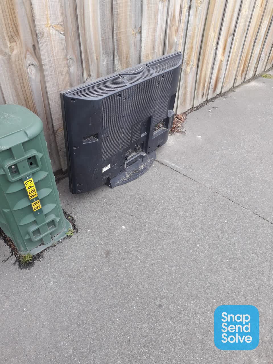 The photograph attached to this dumped rubbish report
