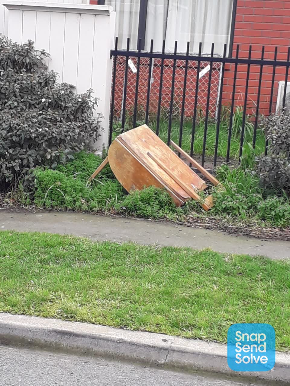 The photograph attached to this dumped rubbish report