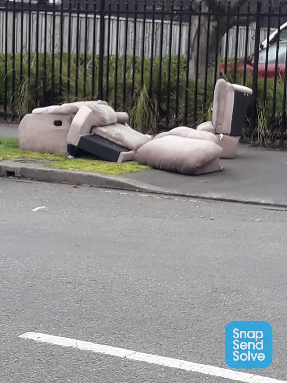 The photograph attached to this dumped rubbish report