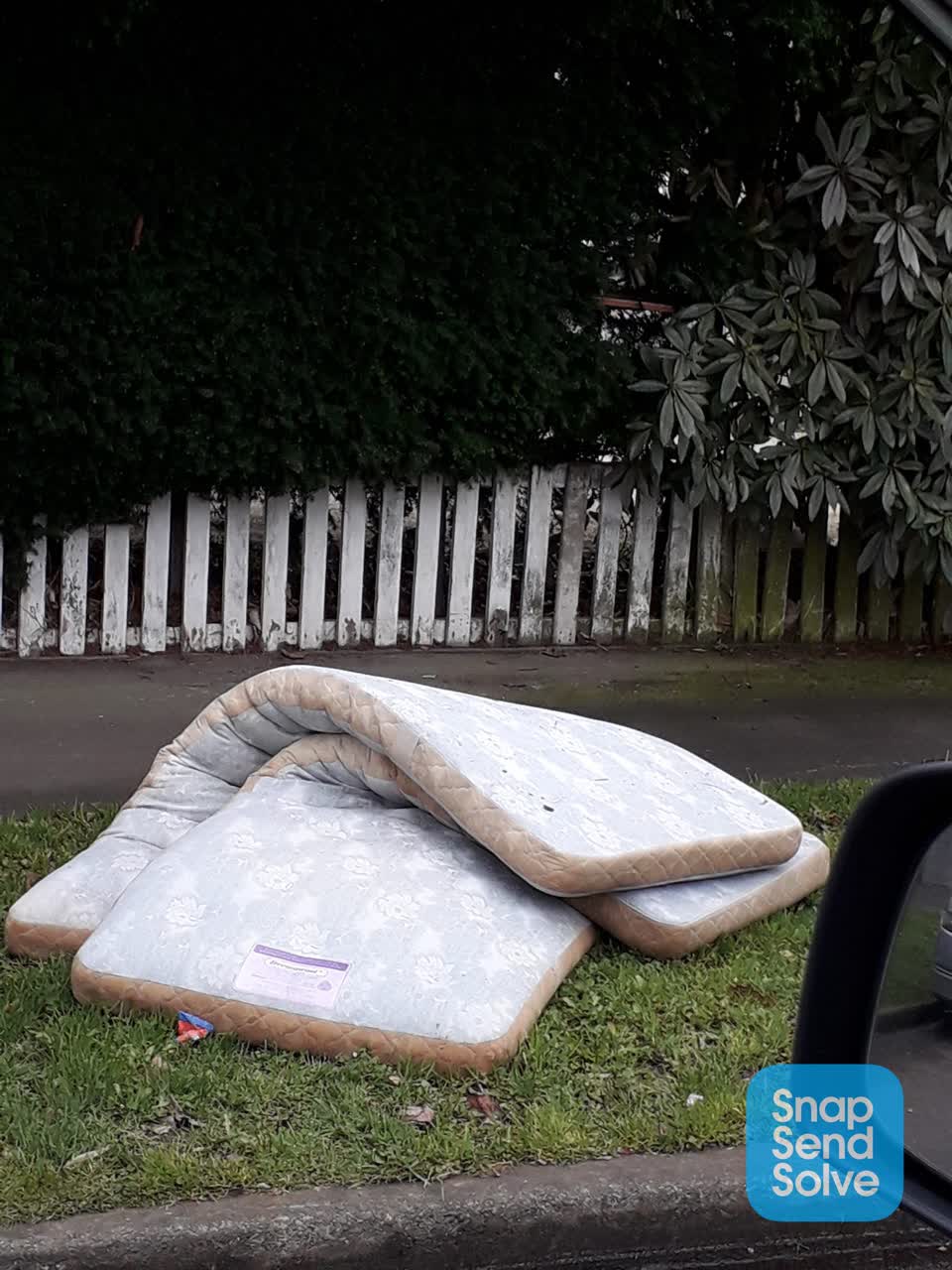 The photograph attached to this dumped rubbish report