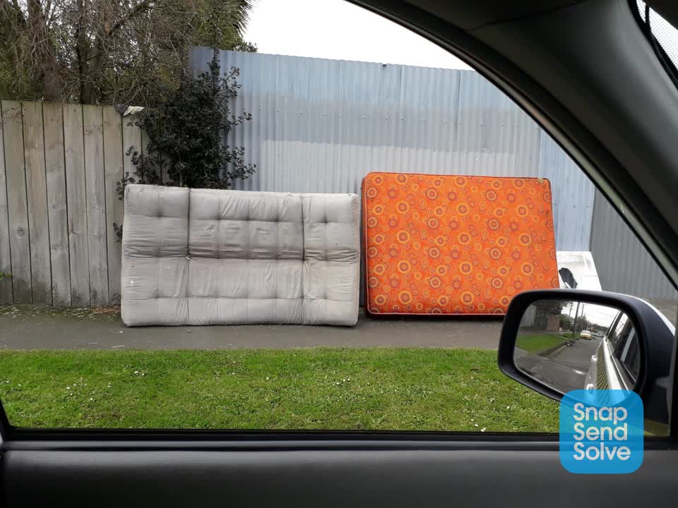 The photograph attached to this dumped rubbish report