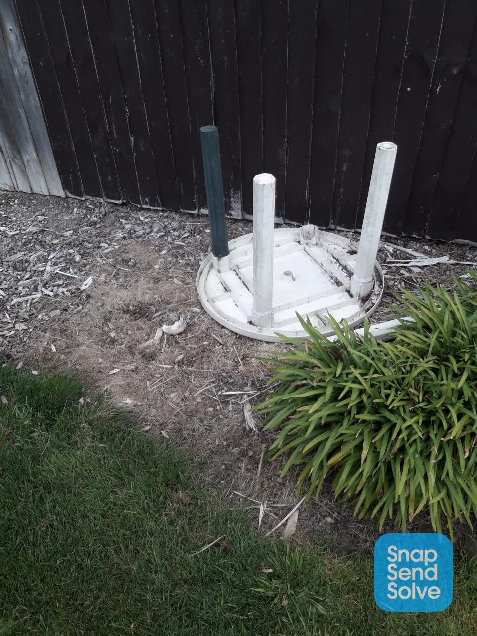 The photograph attached to this dumped rubbish report