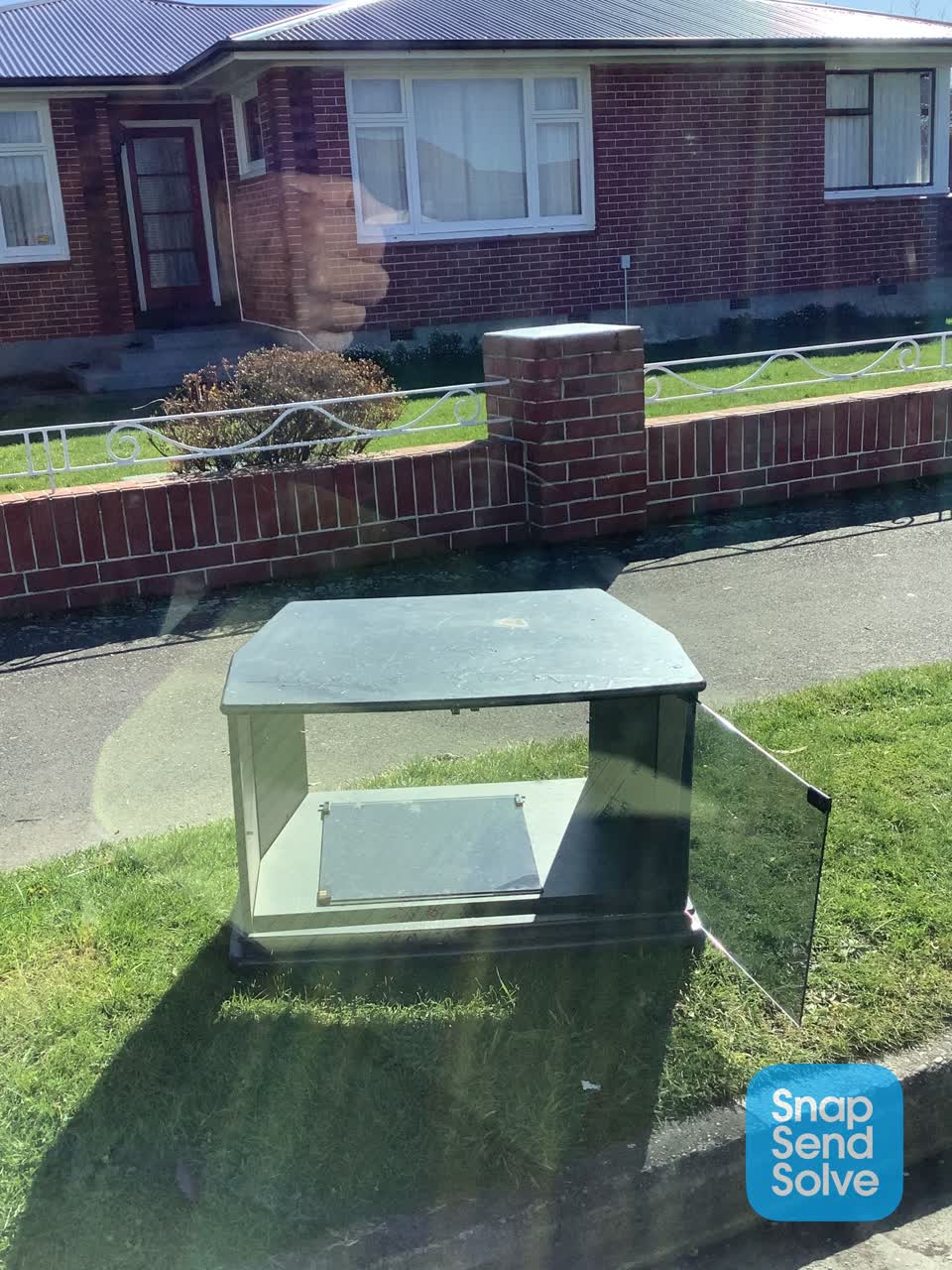 The photograph attached to this dumped rubbish report