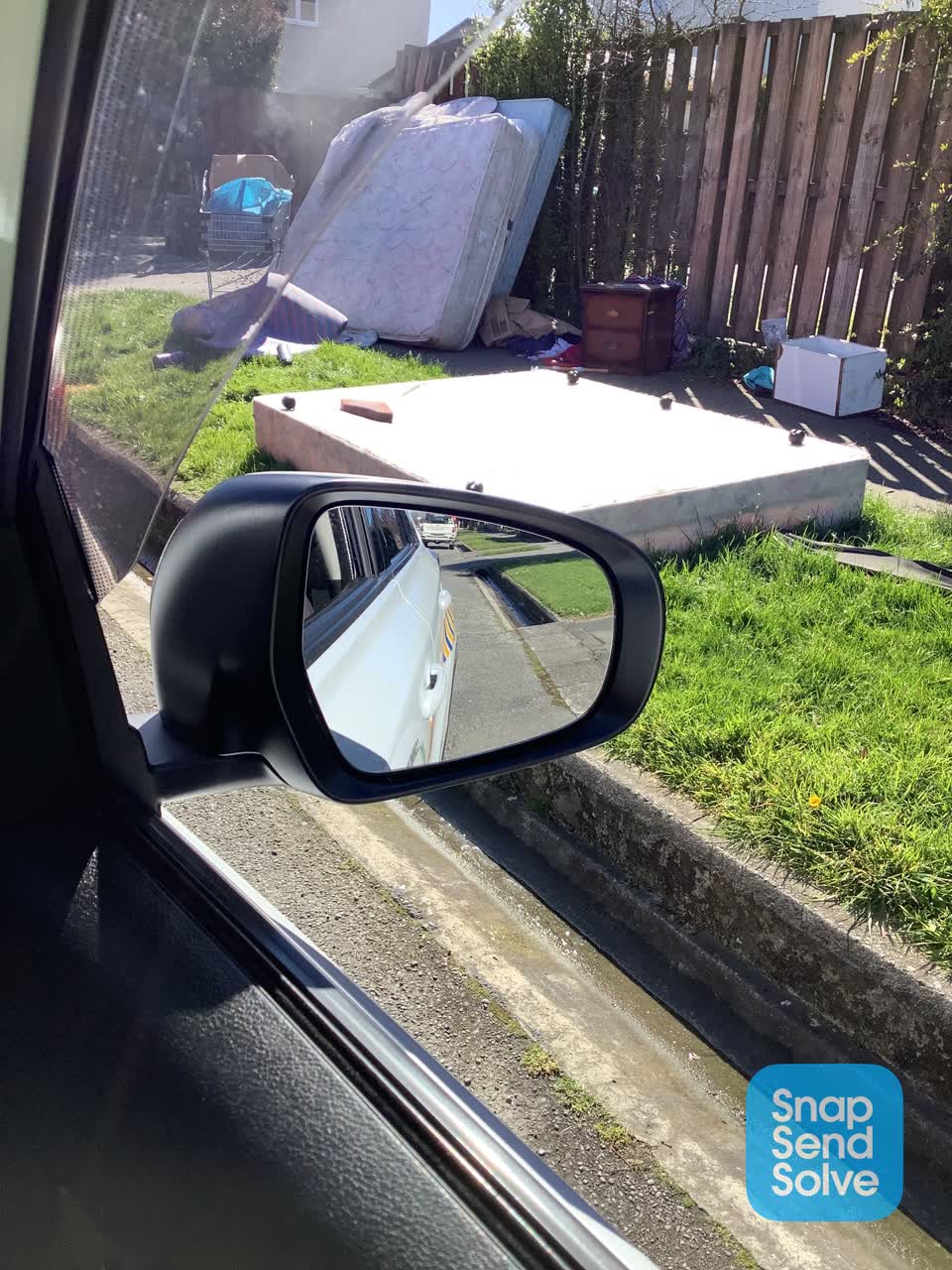 The photograph attached to this dumped rubbish report