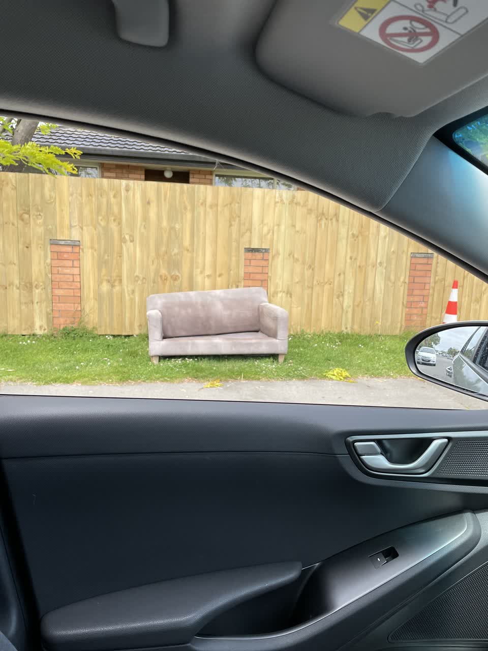The photograph attached to this dumped rubbish report