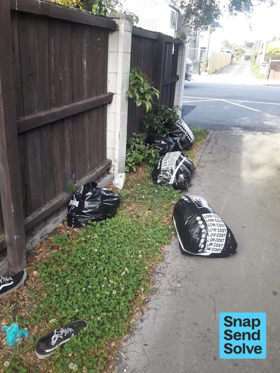 The photograph attached to this dumped rubbish report