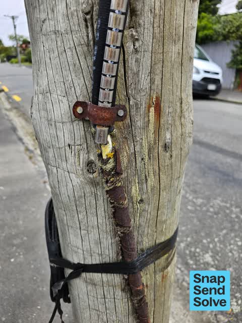 Damaged Street Light, a report photo