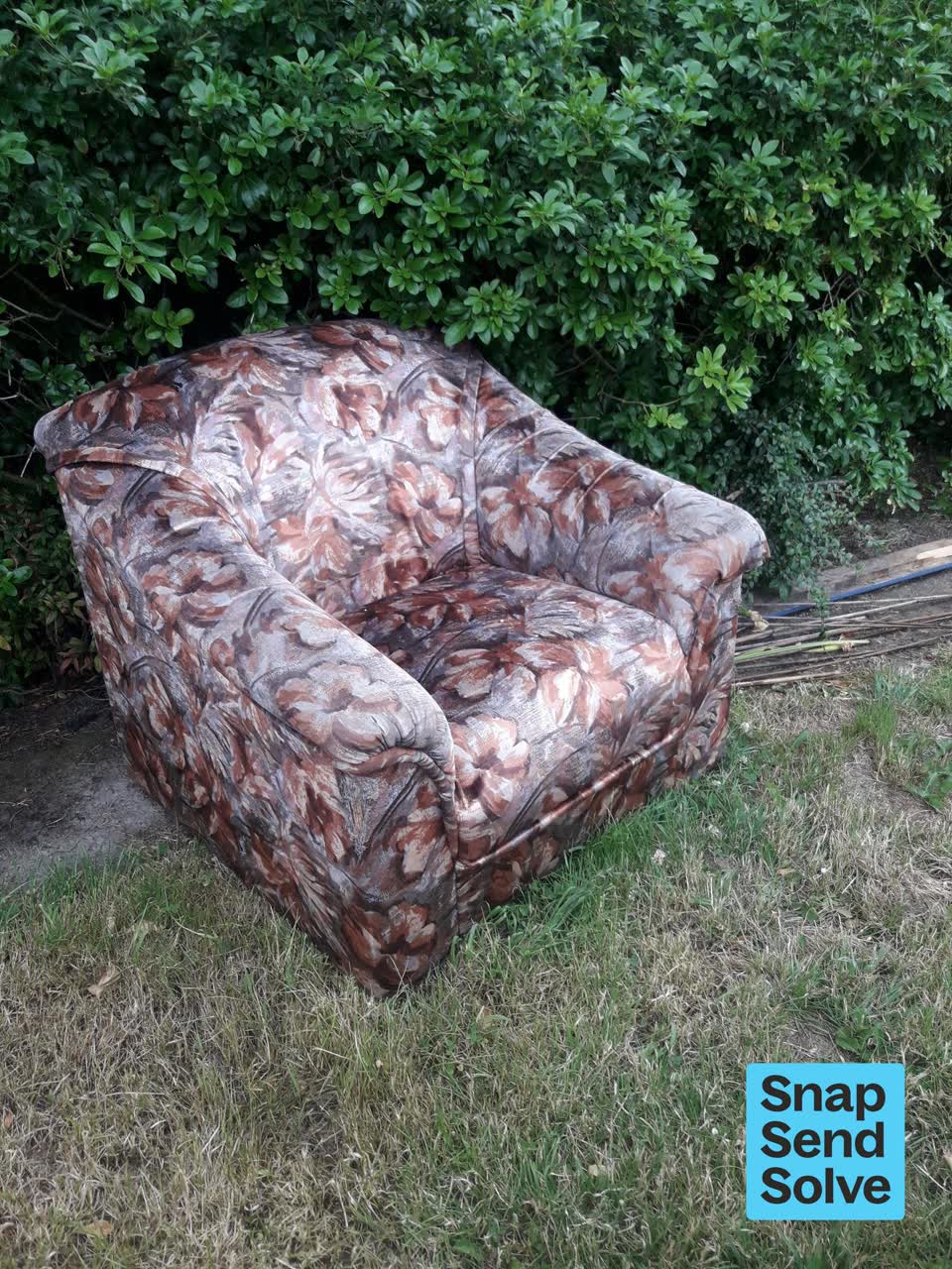 The photograph attached to this dumped rubbish report
