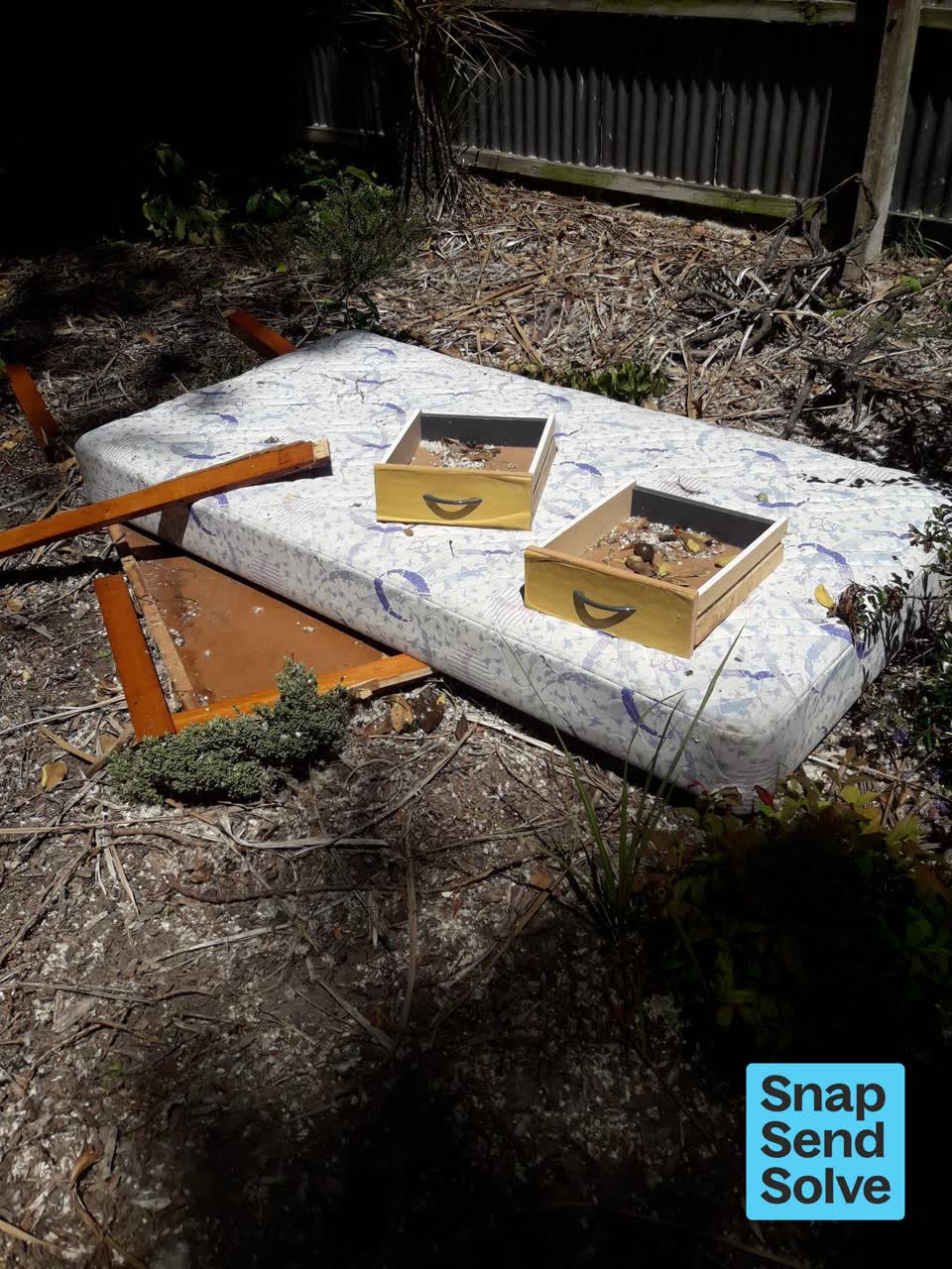 The photograph attached to this dumped rubbish report