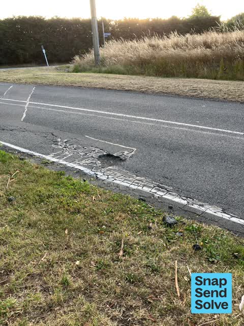 Pothole, a report photo