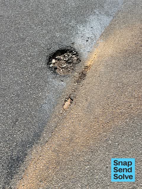 Pothole, a report photo