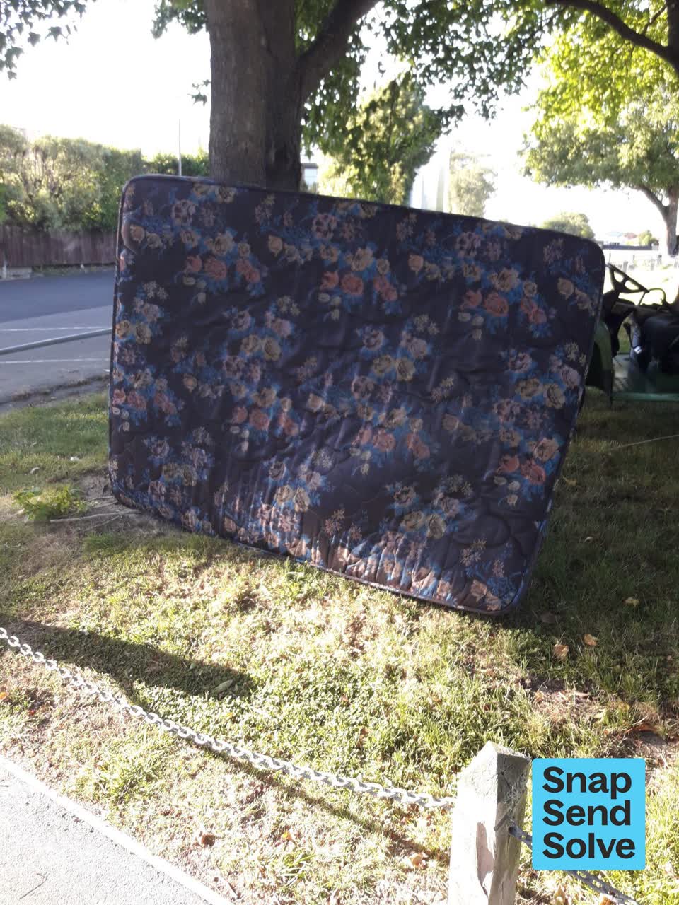 The photograph attached to this dumped rubbish report