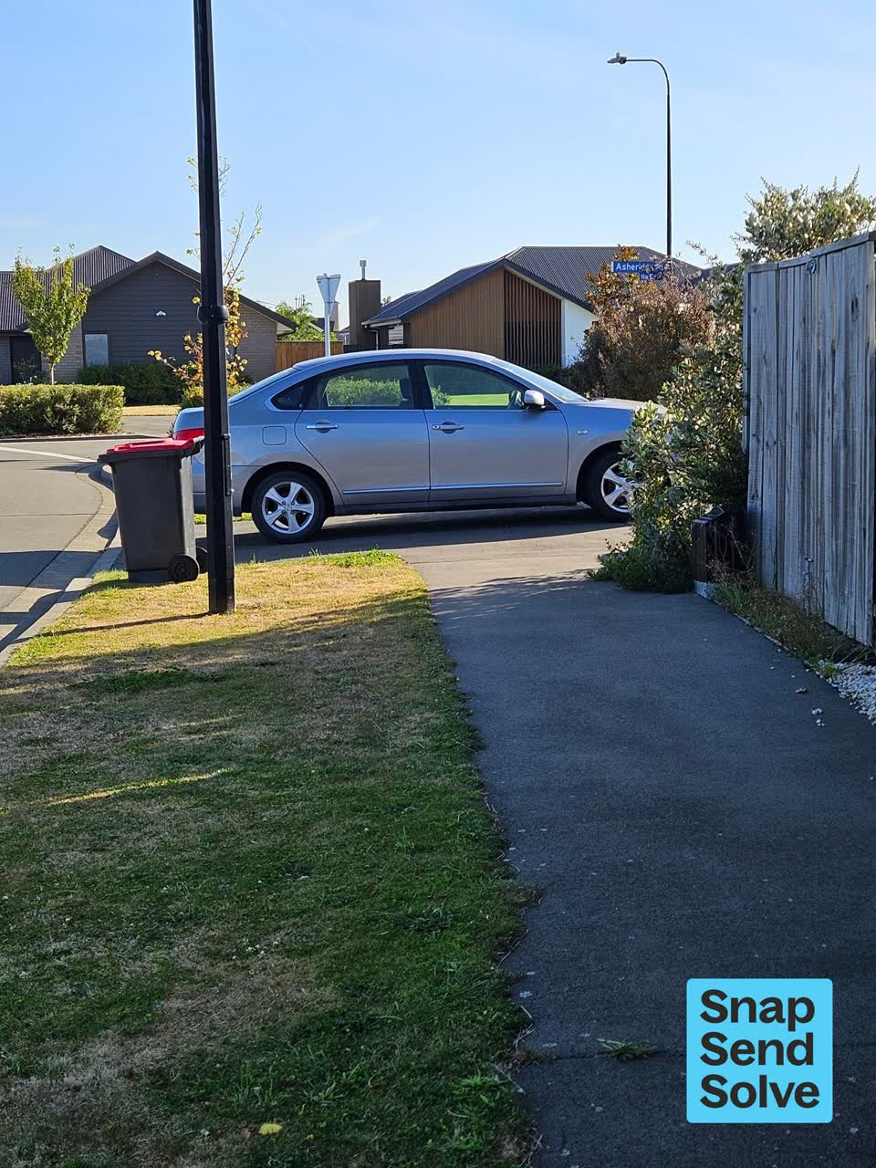 The photograph attached to this hazard, vehicle report