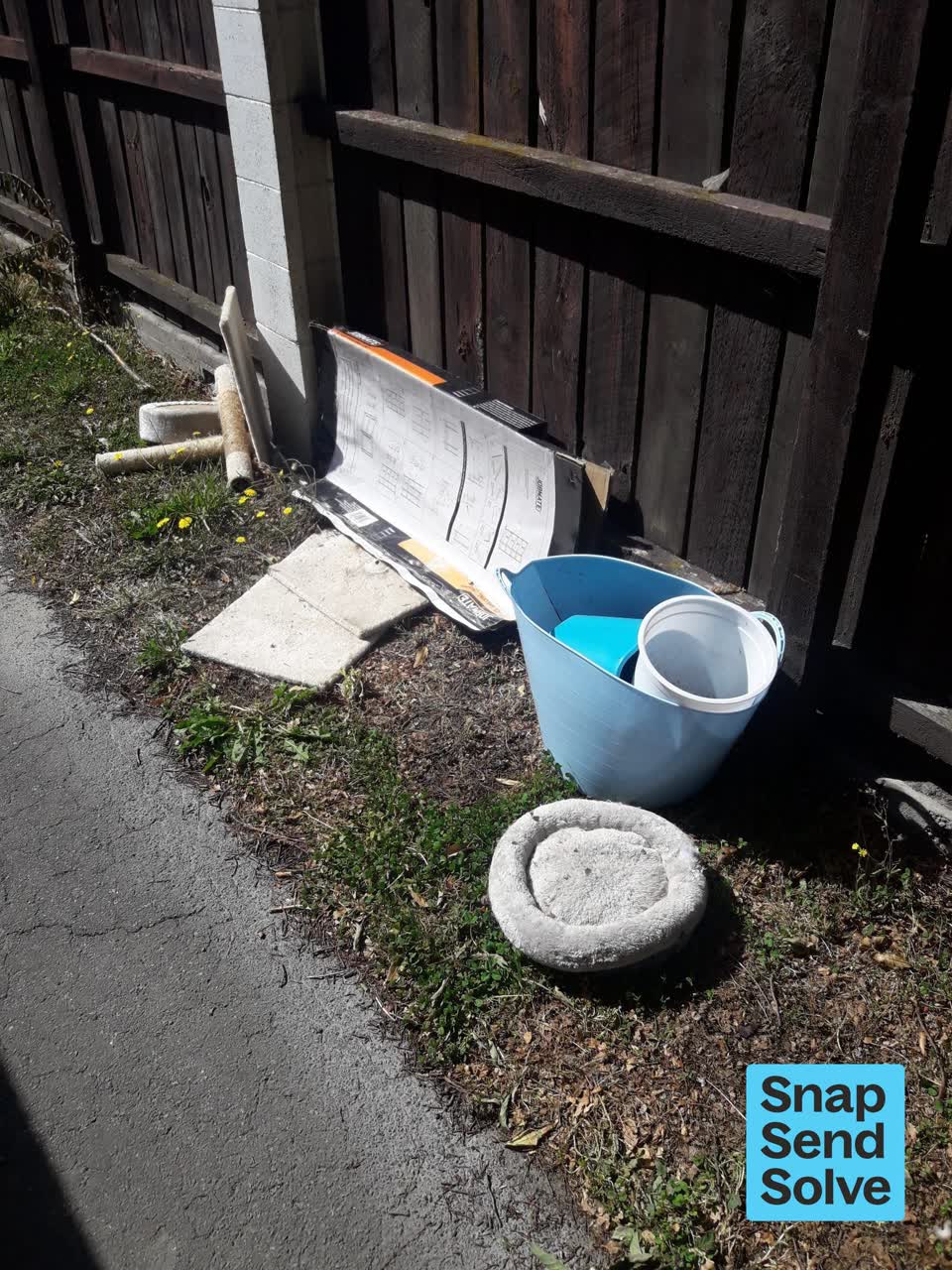 The photograph attached to this dumped rubbish report