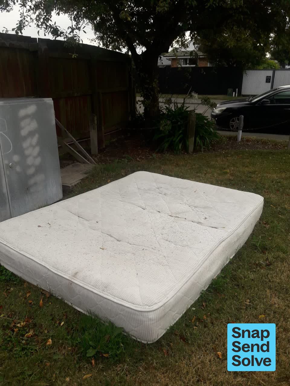 The photograph attached to this dumped rubbish report