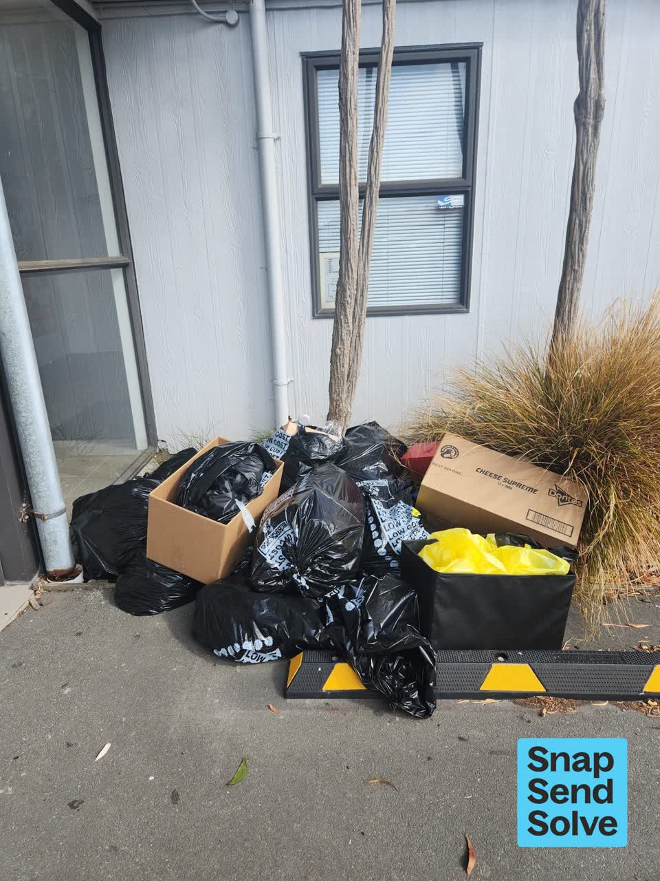The photograph attached to this dumped rubbish report
