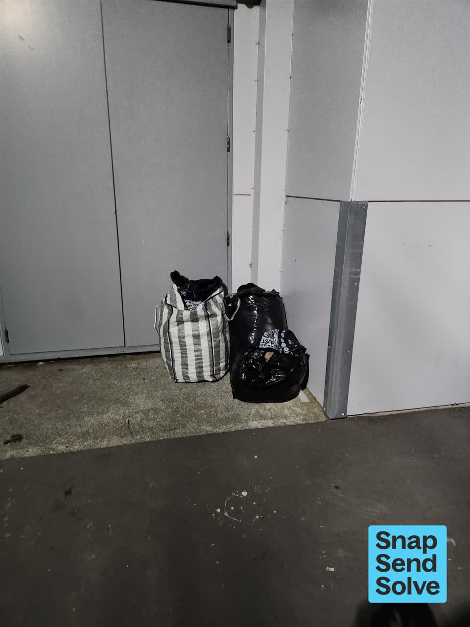 The photograph attached to this dumped rubbish report