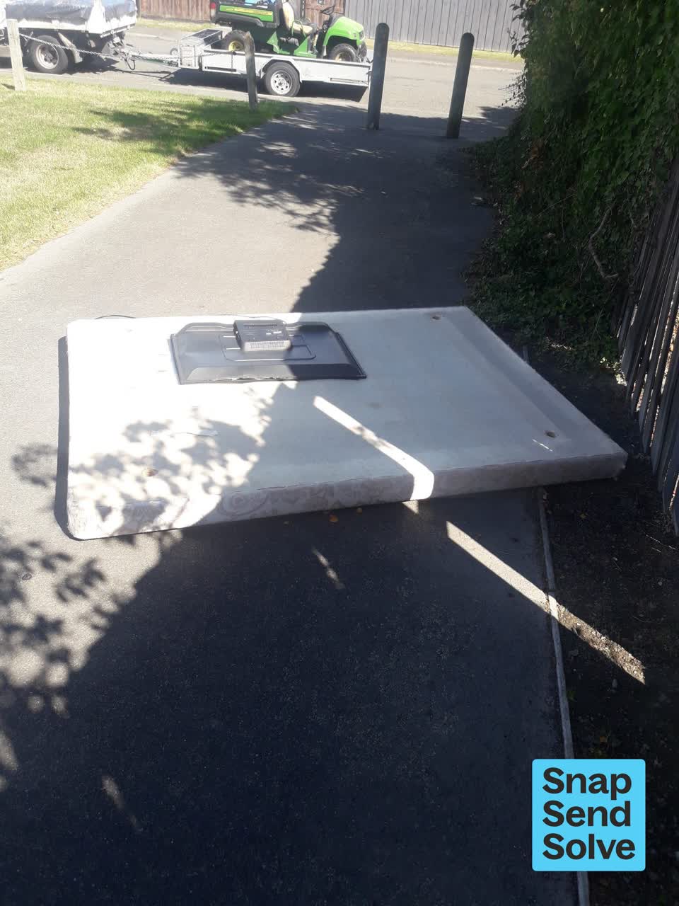 The photograph attached to this dumped rubbish report