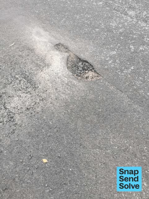 Pothole, a report photo