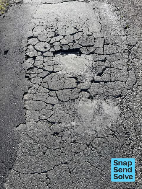 Pothole, a report photo
