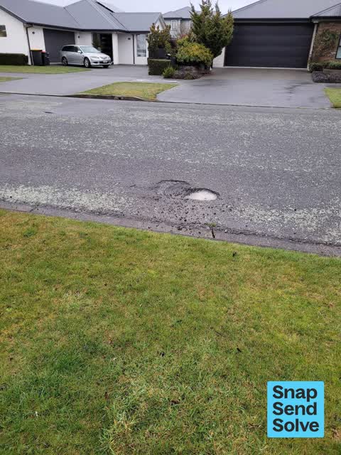 Pothole, a report photo