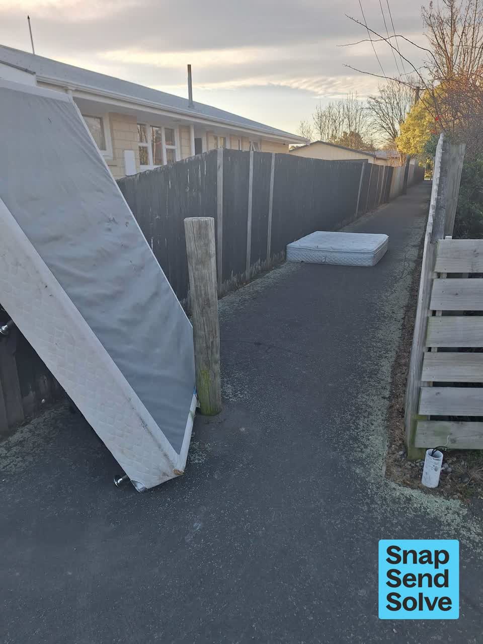 The photograph attached to this dumped rubbish report
