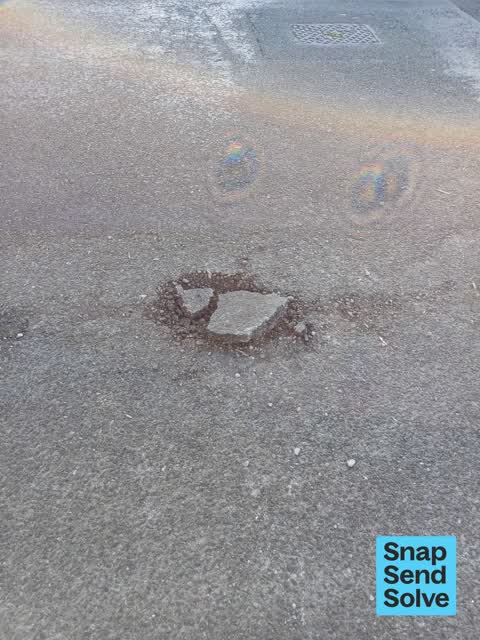 Pothole, a report photo