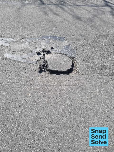 Pothole, a report photo