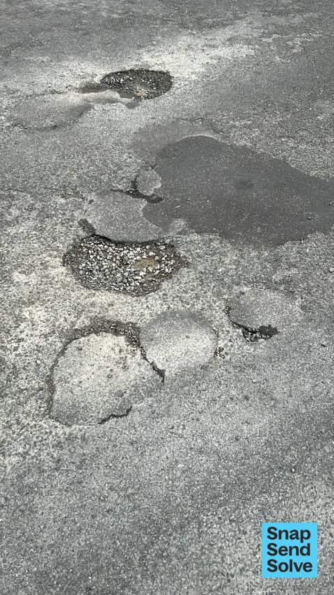 Pothole, a report photo