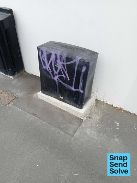 Graffiti somewhere else, a report photo