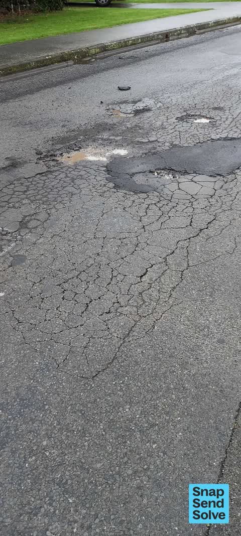 Pothole, a report photo