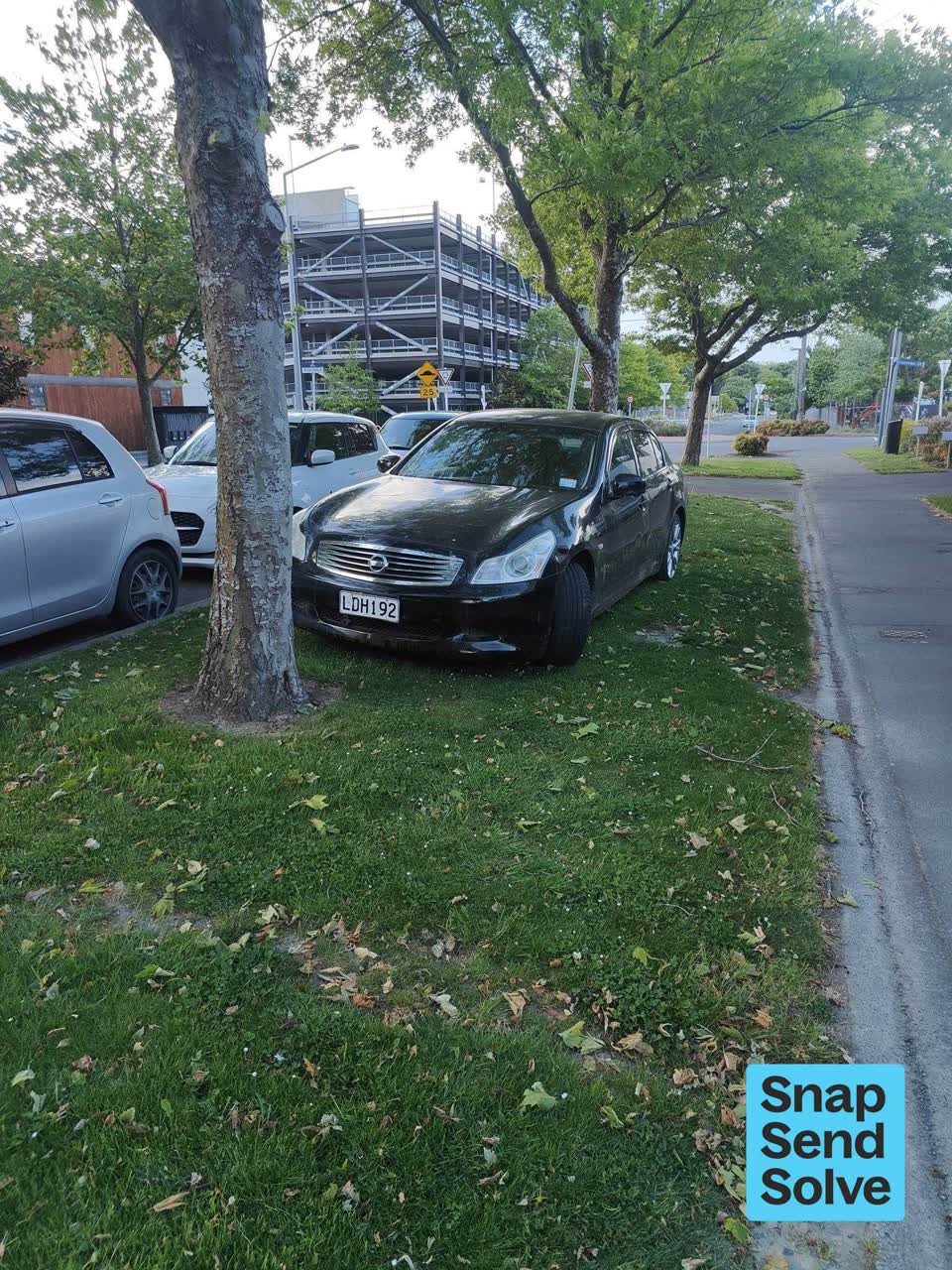 The photograph attached to this hazard, vehicle report
