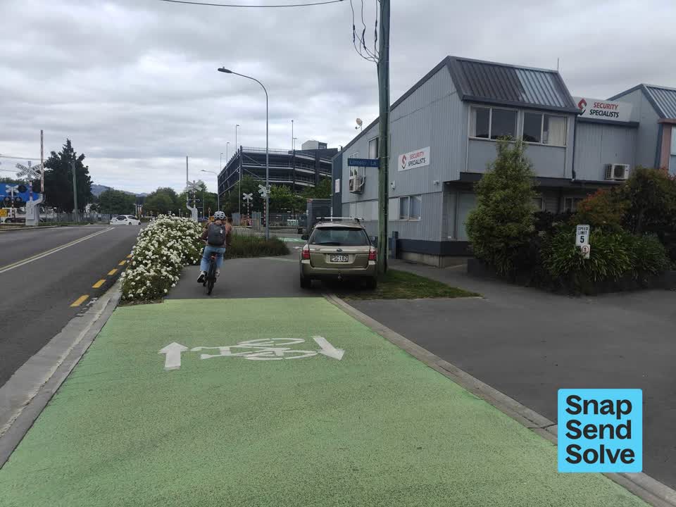 The photograph attached to this hazard, vehicle report