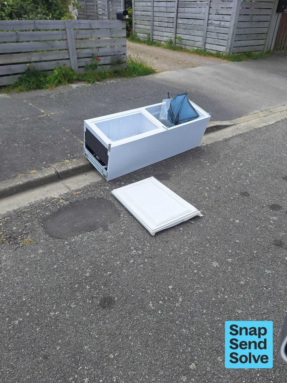 The photograph attached to this dumped rubbish report