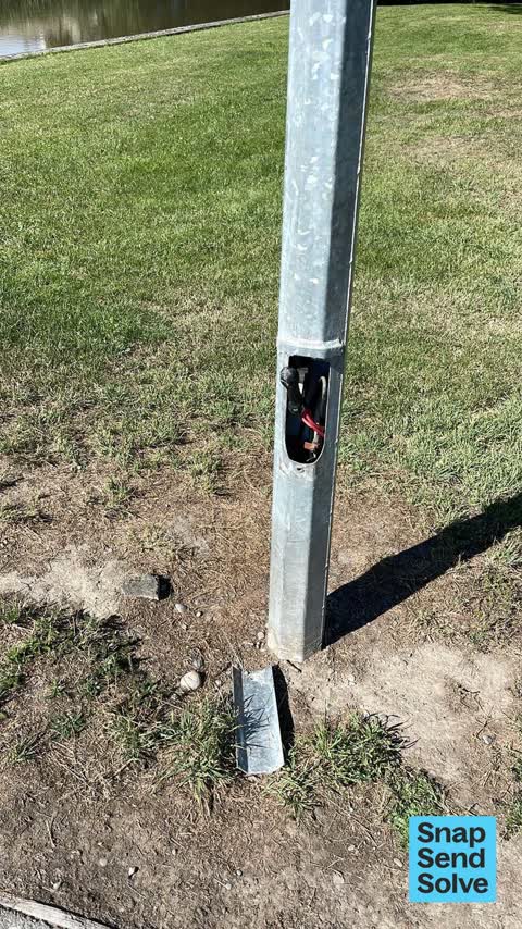 Damaged Street Light, a report photo