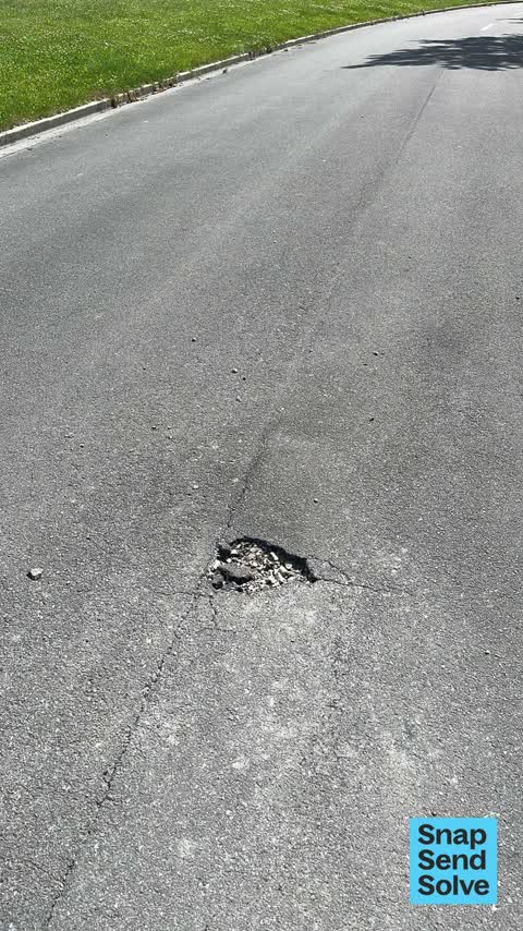 Pothole, a report photo